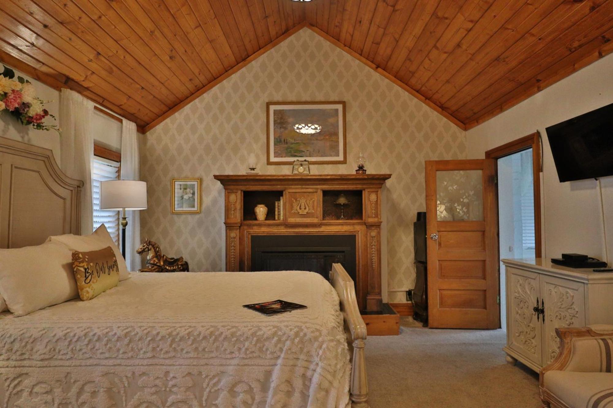 Cloran Mansion Bed & Breakfast Bed & Breakfast
